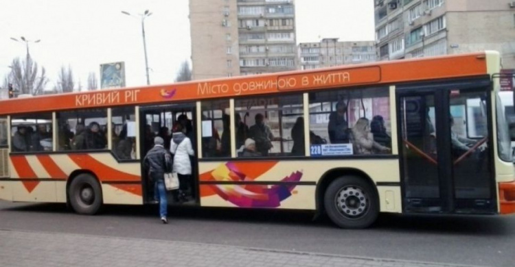 Жители Кривого Рога требуют увеличить количество автобусов на популярном маршруте