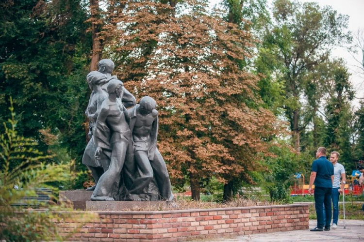 Отреставрировали памятник подпольщикам: реконструкция Гданцевского парка в Кривом Роге идёт полным ходом