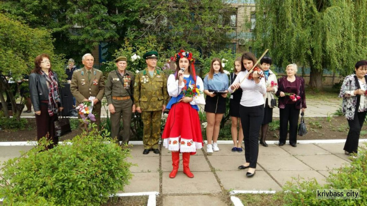 Память жива: в Покровском районе Кривого Рога прошло торжественное возложение цветов (фоторепортаж)