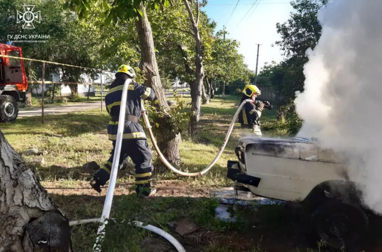 Криворізькі вогнеборці загасили вогонь у легковому автомобілі: подробиці від рятувальників