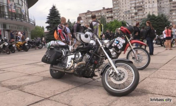 Более сотни байкеров проехались по центральным улицам Кривого Рога (ФОТО)