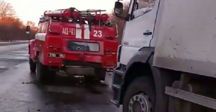 На скользкой дороге в Криворожском районе грузовик слетел на обочину (фото, видео)