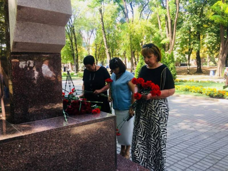 Криворожане почтили память воинов, погибших под Иловайском (ФОТО)