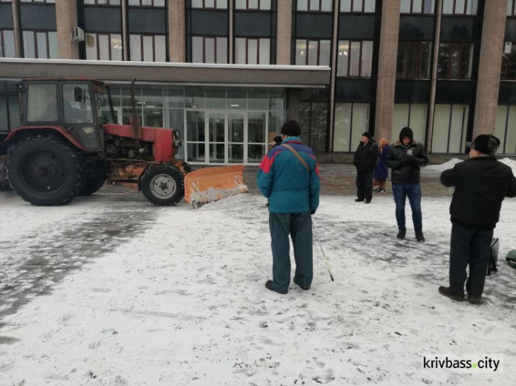 Ситуация накаляется: в Кривом Роге митингующих у стен горисполкома хотели счистить трактором (фото, видео)