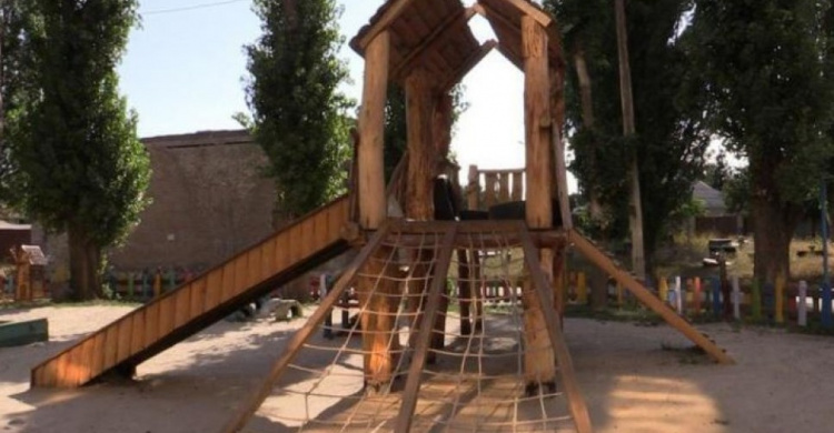 Жители Кривого Рога своими руками сделали детскую площадку (ФОТО)