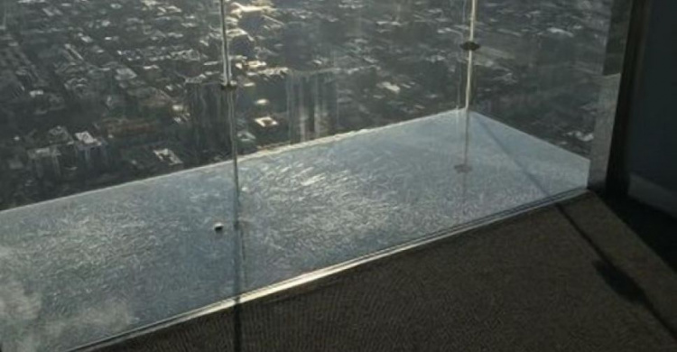 В США треснул стеклянный пол на высоте 442 метра (ВИДЕО)