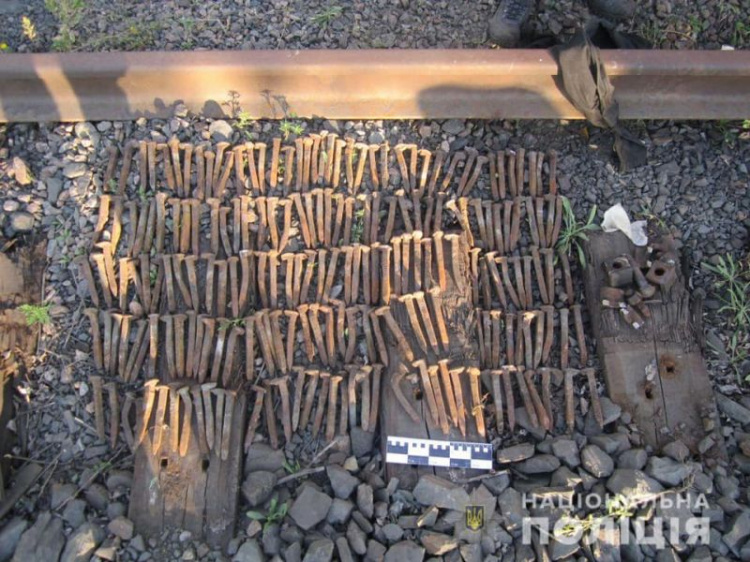 В Терновском районе ранее судимый мужчина откручивал детали с железной дороги
