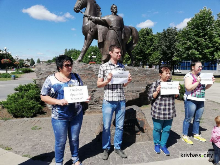 #SaveOlegSentsov: Криворожане провели акцию в поддержку политзаключенного в России Олега Сенцова (ФОТОРЕПОРТАЖ)