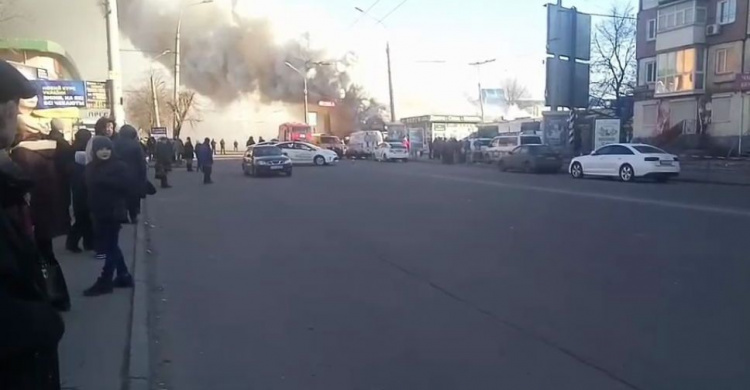 В Кривом Роге горит Центрально-Городской рынок, спасатели пока не могут локализовать очаг (видео)