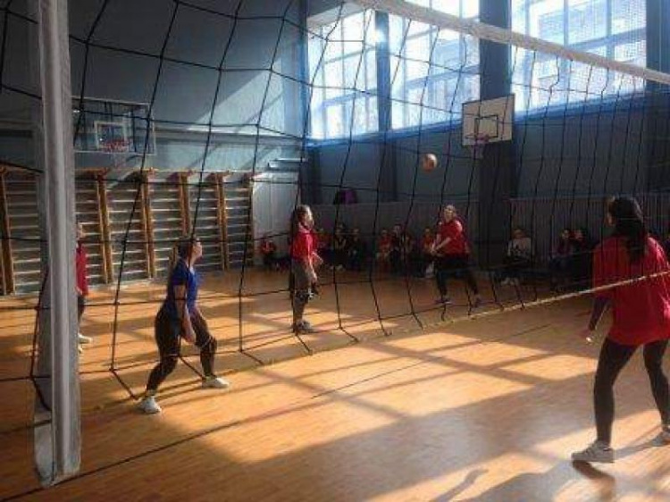 Олимпийские надежды: в Кривом Роге прошли областные соревнования по волейболу (фото)