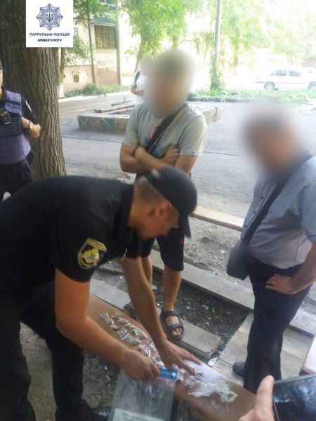 В двух района Кривого Рога задержали местных жителей с крупными партиями наркотиков (фото)