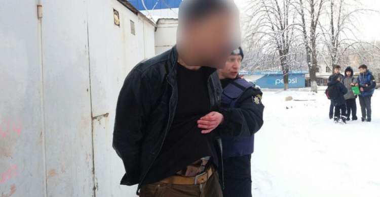 На автовокзале Кривого Рога полиция задержала мужчину с пистолетом (ФОТО)
