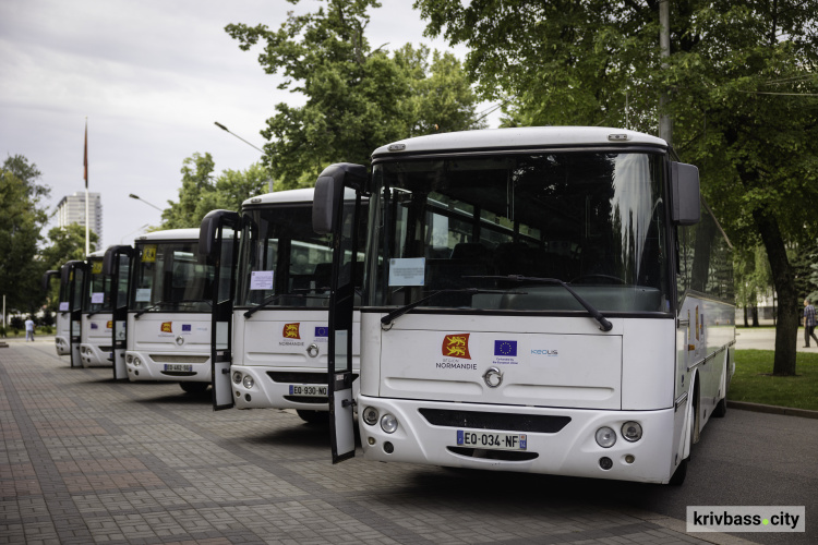 На уроки – з комфортом: школи Дніпропетровщини отримали 14 автобусів від Франції