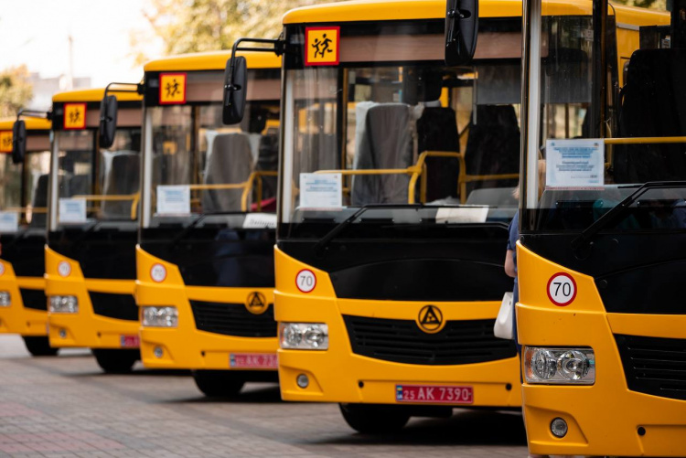Безпечно і з комфортом: громадам Дніпропетровщини передали нові шкільні автобуси