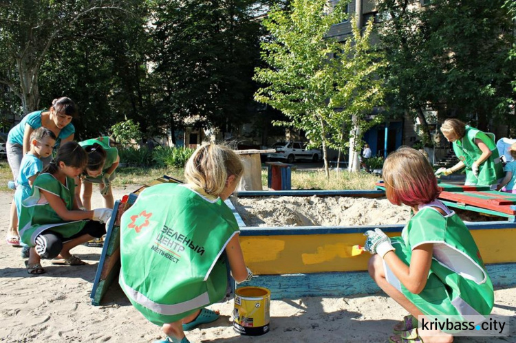 Детвора собственными силами преобразила двор на проспекте 200-летия Кривого Рога (ФОТО)