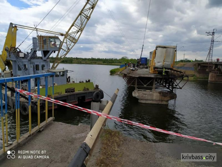 Возле разрушенного моста на Днепропетровщине строят временную понтонную переправу