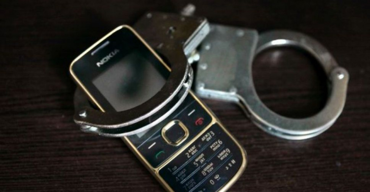 Полицейские Кривого Рога вернули мужчине украденный телефон