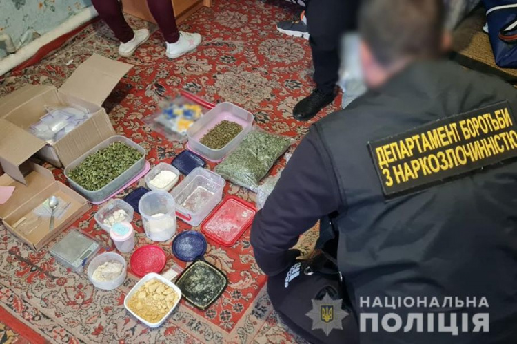 27-річна криворожанка розповсюджувала наркотики поштою по всій Україні