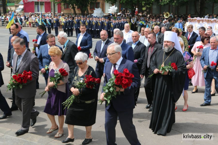 Жители Кривого Рога приняли участие в торжественном параде на проспекте Мира (ФОТО)