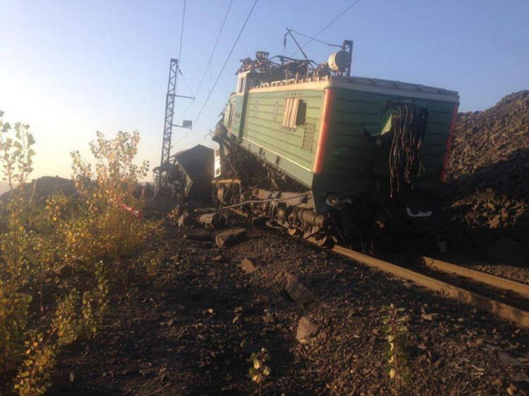 В Кривом Роге в результате столкновения локомотивов погибли люди (ФОТО)