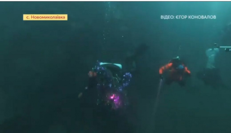 Праздник под водой: на Днепропетровщине дайверы установили елку на глубине 40 метров (фото)