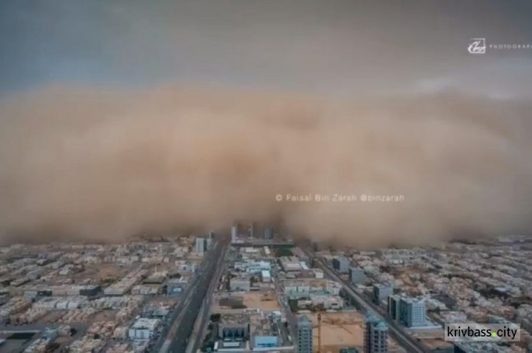Как выглядит песчаная буря в Саудовской Аравии. Похоже на конец света (ФОТО+ВИДЕО)
