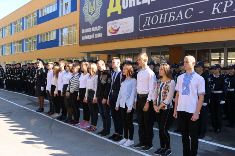 17 криворожских школьников пополнили ряды Лиги будущих полицейских (ФОТО)