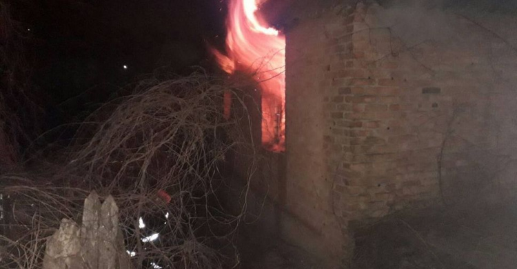 Ночной пожар: спасатели Кривого Рога боролись с огнем в жилом доме (ФОТО)