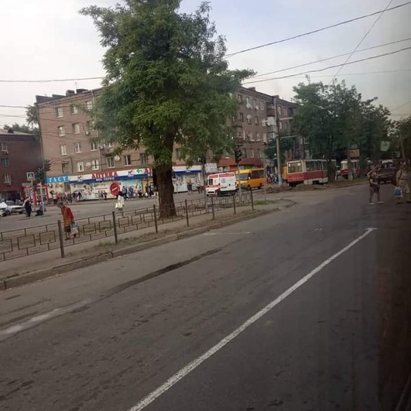 В Кривом Роге женщина попала под колёса трамвая (фото)