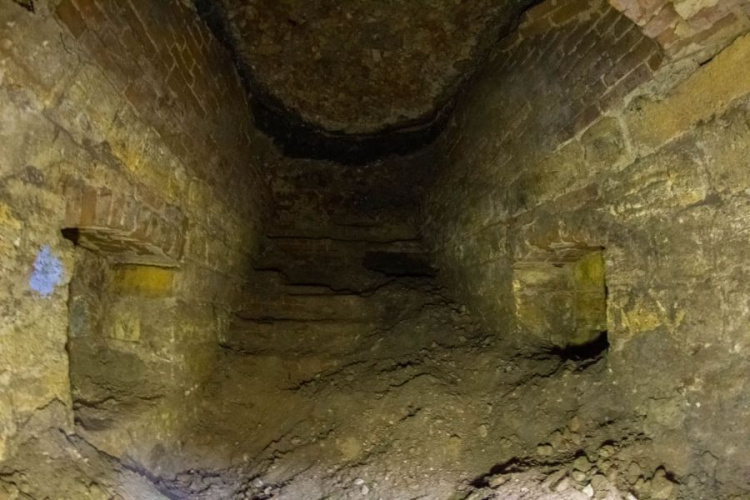 Назад в прошлое: экстремалы из Кривого Рога отыскали купеческие подземелья 18-19 века (фото, видео)