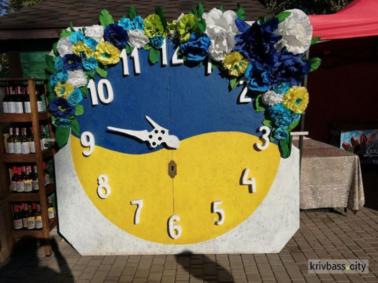 В национальных красках: в Кривом Роге появились новые цветочные часы (ФОТОФАКТ)