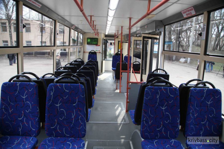 Как новые: в Кривом Роге на маршруты торжественно выпустили обновленные трамвай и троллейбус (фото)