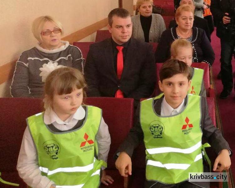 Полицейские Кривого Рога напомнили пешеходам о безопасности и вручили школьникам светоотражающие жилеты (ФОТО)
