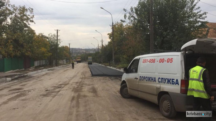 Криворожские коммунальщики показали толщину нового асфальта на улице Толстого (ФОТОФАКТ)
