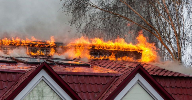 В Кривом Роге рано утром пламя охватило крышу здания с офисными помещениями