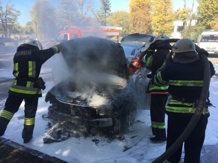 В Кривом Роге среди бела дня загорелся автомобиль Renault Duster (ФОТО, ВИДЕО)