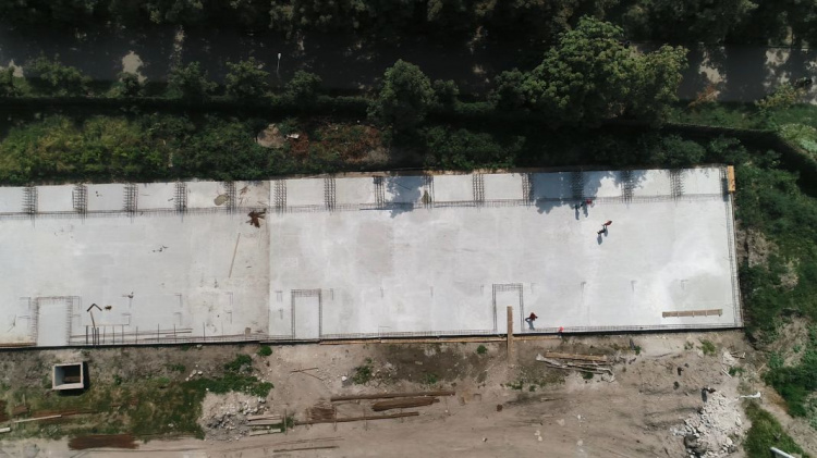На стадионе «Спартак» в Кривом Роге возводят стены новых трибун (фото)