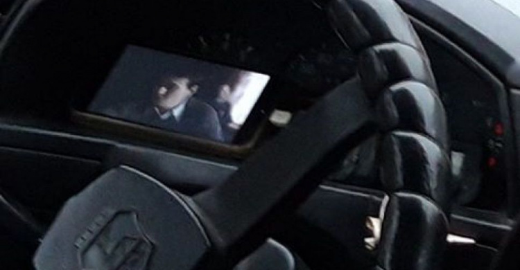Местный Юлий Цезарь: в Кривом Роге водитель маршрутки прямо за рулем смотрел фильм на телефоне (фото)