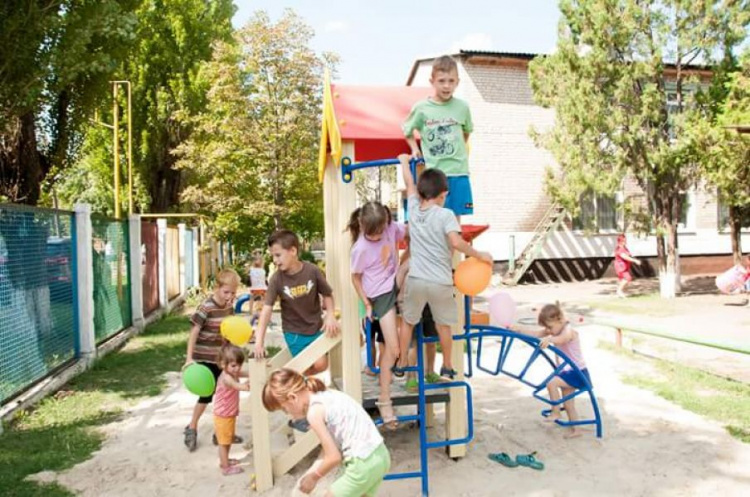 Криворожане проведали детей из подопечного детского дома и установили детскую площадку (ФОТО)