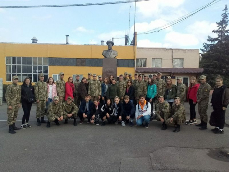 В преддверии праздника школьников гостеприимно встречали в Криворожской воинской части (фото)