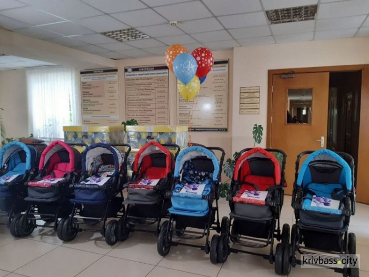 Восемь криворожских семей получили коляски для новорожденных 