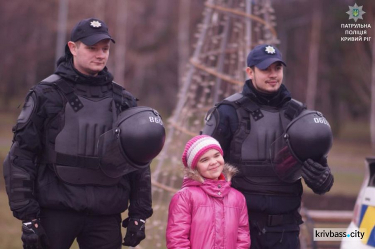 Праздники с пользой для дела: патрульная полиция Кривого Рога напомнила детям о безопасности (ФОТО)
