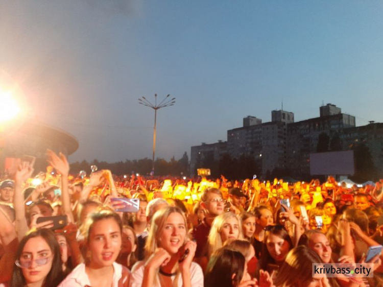 Более 20 тысяч криворожан побывали на главном праздничном концерте в честь Дня металлургов и горняков (фото)