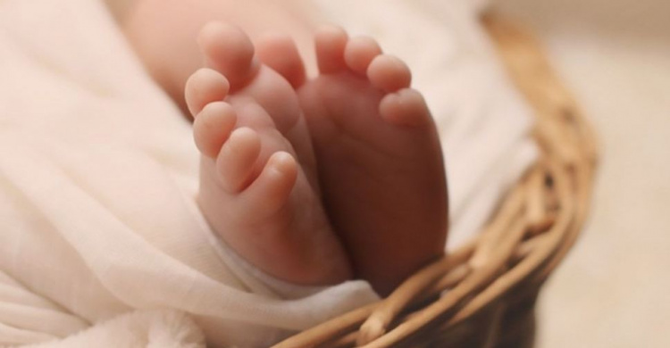 Бросила новорожденного младенца: в Кривом Роге правоохранители ищут мать-кукушку