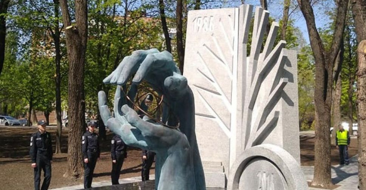 В Кривом Роге открыли памятник чернобыльцам (фото)