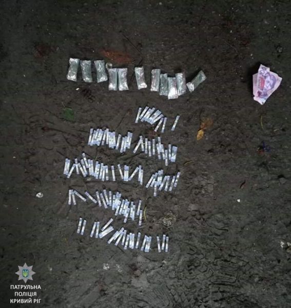 Бдительные криворожане помогли задержать "продавцов" с крупной партией наркотиков (фото)