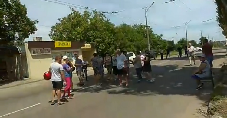 В Кривом Роге жители перекрыли дорогу - требуют восстановить энергоснабжение в их поселке (видео)