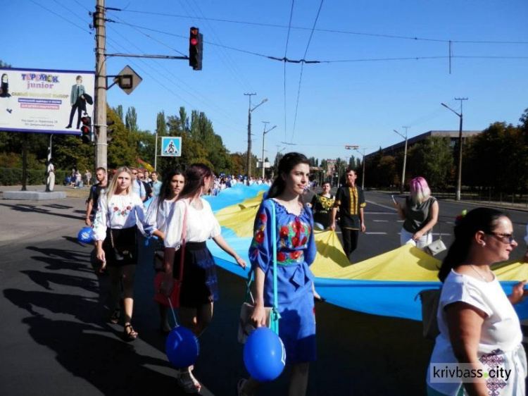 Курсанты вуза-переселенца в Кривом Роге спели гимн и подняли флаг Украины (ФОТО, ВИДЕО)