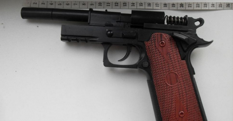 В Кривом Роге мужчина ограбил игорное заведение с помощью игрушечного пистолета