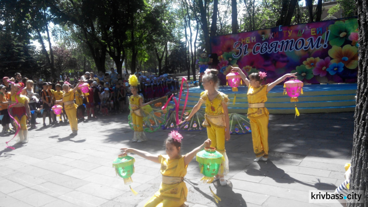 Праздник детства в Металлургическом районе Кривого Рога обошелся без мороженого (ФОТО)